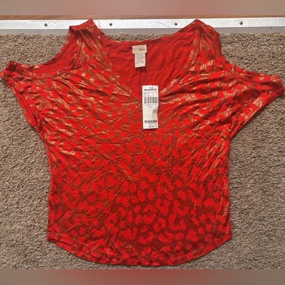 DayTrip NWT From Buckle Woman’s Sm Red/Gold Pattern Cold Shoulder Brand New - Picture 1 of 9